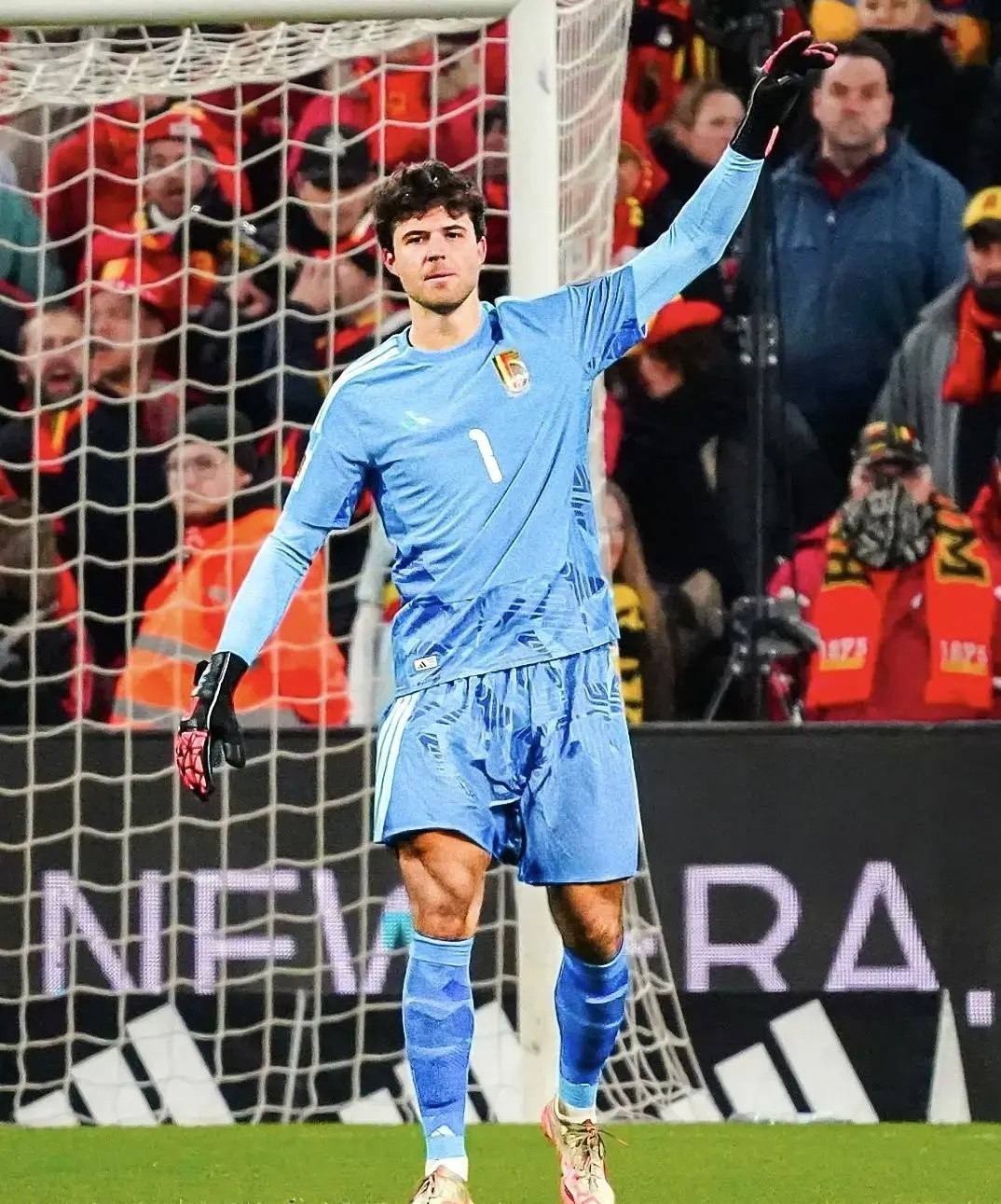 曼联门将拉门斯上演比利时国家队首秀这意味着他正式进入世界杯席位争夺战，加入和森林