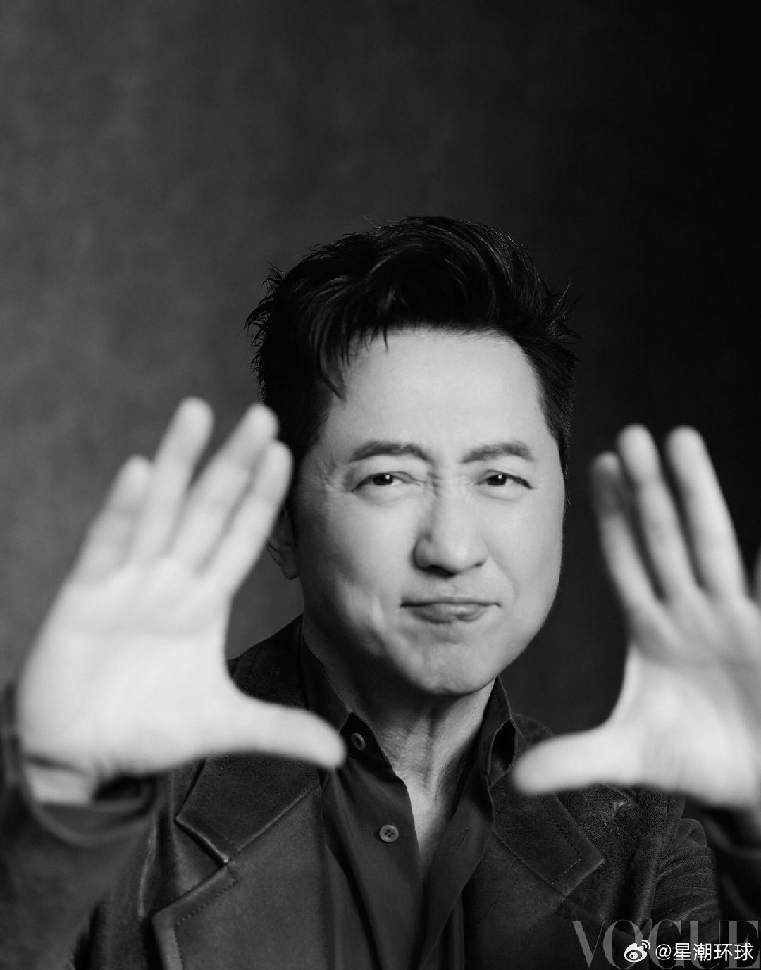 曾沛慈为庾澄庆演唱会检查行事历空档老友之间最真实的应援！曾沛慈认真核对行事历，