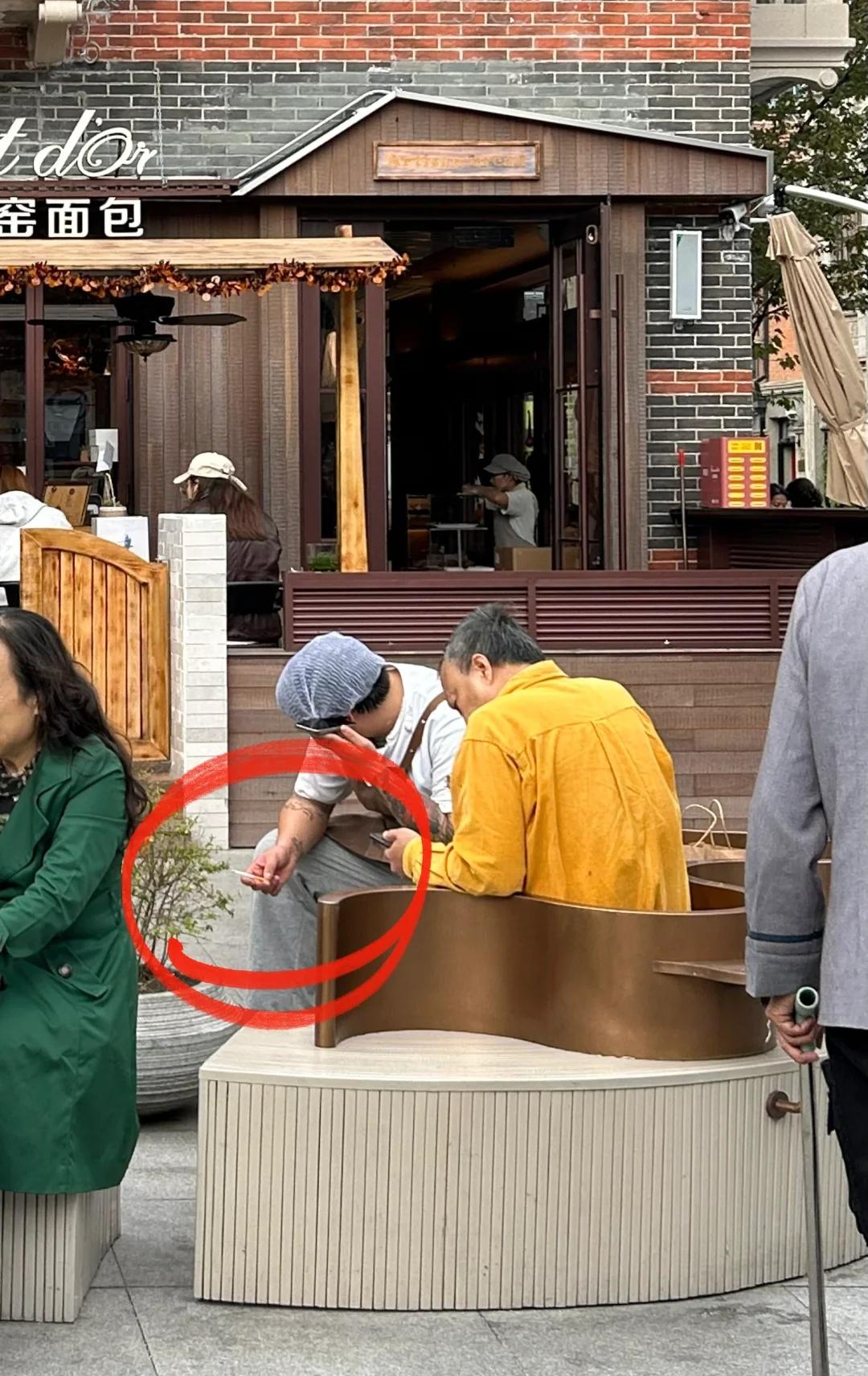 南京西路地铁口是公然为烟人提供吸烟点吗？上海南京西路站12号口是一处长椅。本来