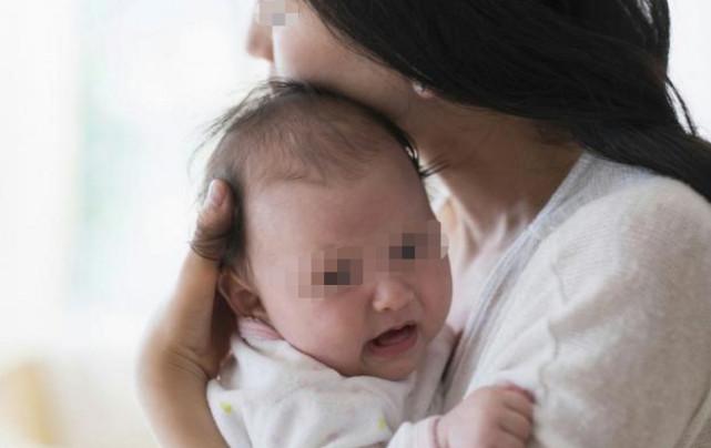 6个月的女儿哭闹不止, 宝妈脱去孩子衣服后, 瞬间气的火冒三丈, 怒怼婆婆