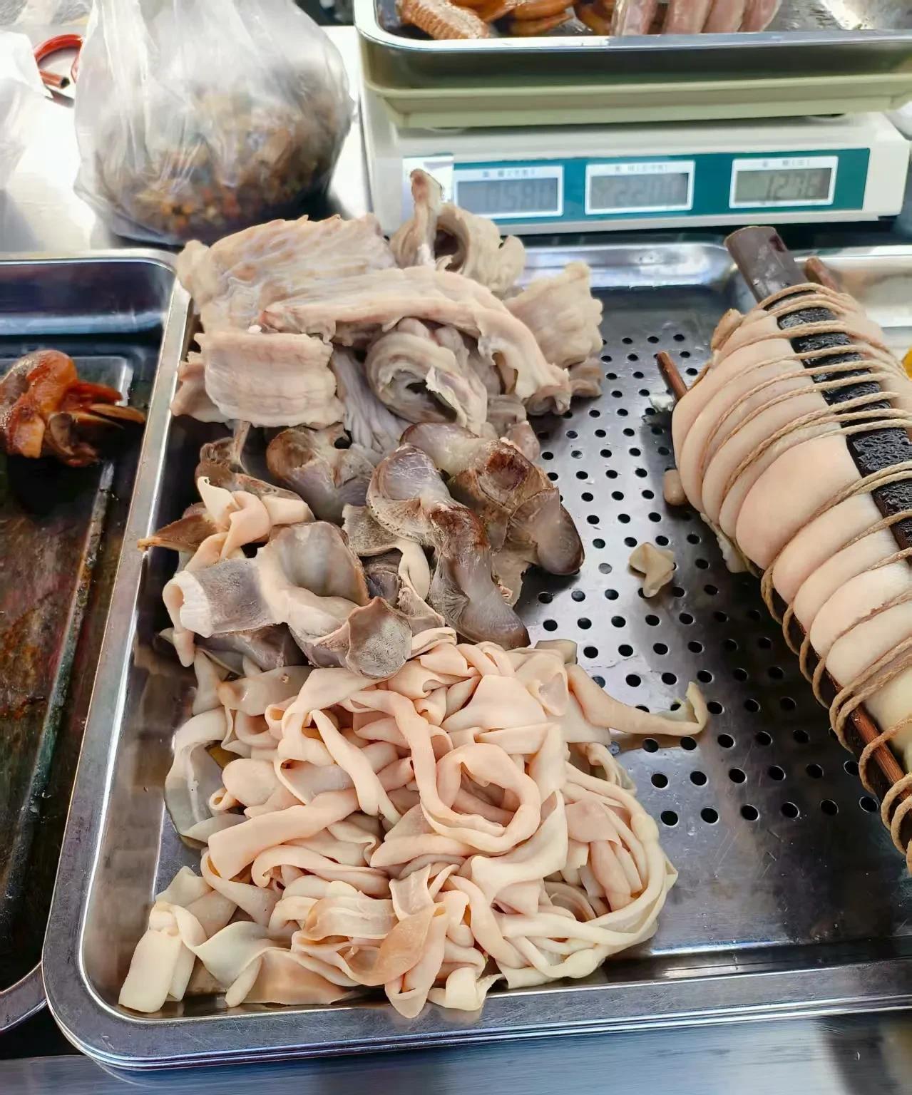 连续上班十个小时，然后又立马接着去摆摊，我觉得我也是挺拼的。昨天晚上我熬夜写小