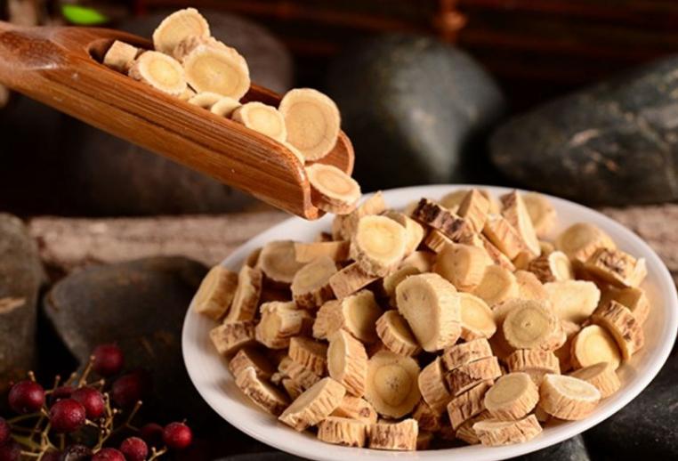 医生提醒:黄芪经常泡水喝，你的身体会出现这些拖累!早发现早改正 你以为黄芪泡