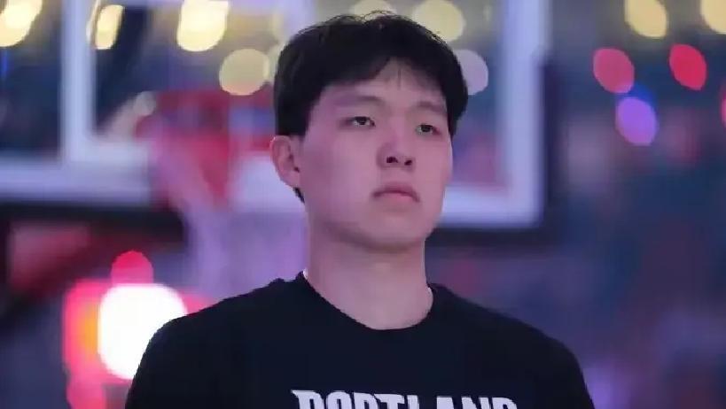 开拓者进不了季后赛，却宁愿输球也不让中国中锋上场。比卢普斯站在场边喊战术，