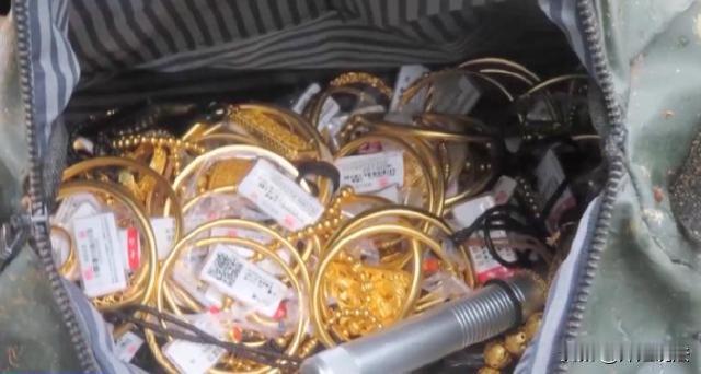 湖南岳阳，一男子佩戴口罩、鸭舌帽深夜潜入黄金店，偷走了价值300万元的黄金。虽然