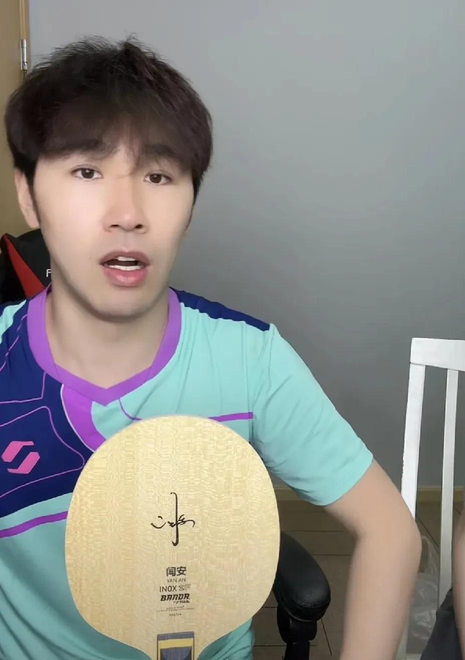 闫安直播，闫安爸爸来直播间点赞，还送了小星星，闫安老婆好可爱，在一旁惊呼:"你爸
