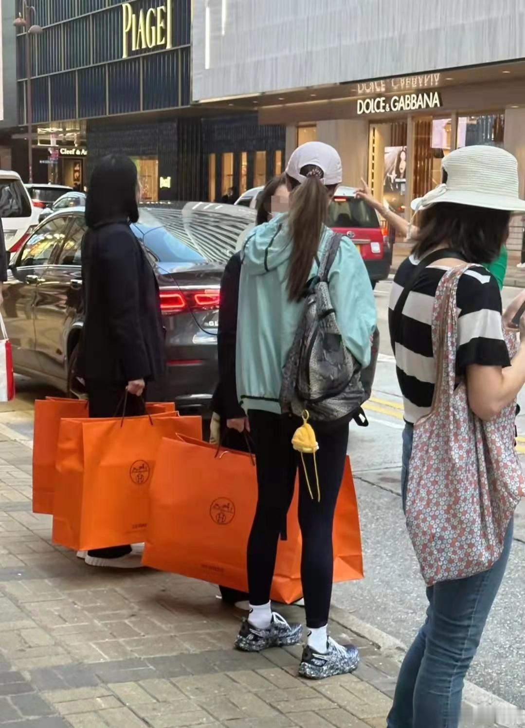 李嘉欣爱马仕扫货，两位工作人员帮忙提东西，她富豪老公是真舍得为她花钱！​​​