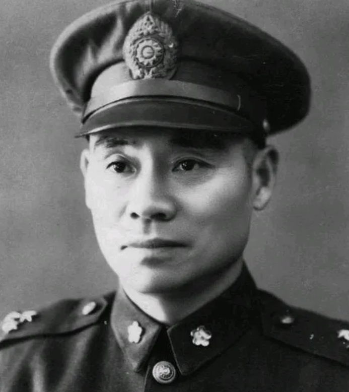 顾祝同执行军务，路过家乡，偶然想起结发妻子，于是回家去看望，谁知进门见妻子肚皮鼓