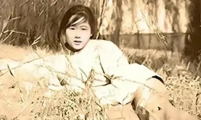 1938年5月，台儿庄战役中，女护士刘守玟正要抢救受伤的连长。突然，一个军官挥刀