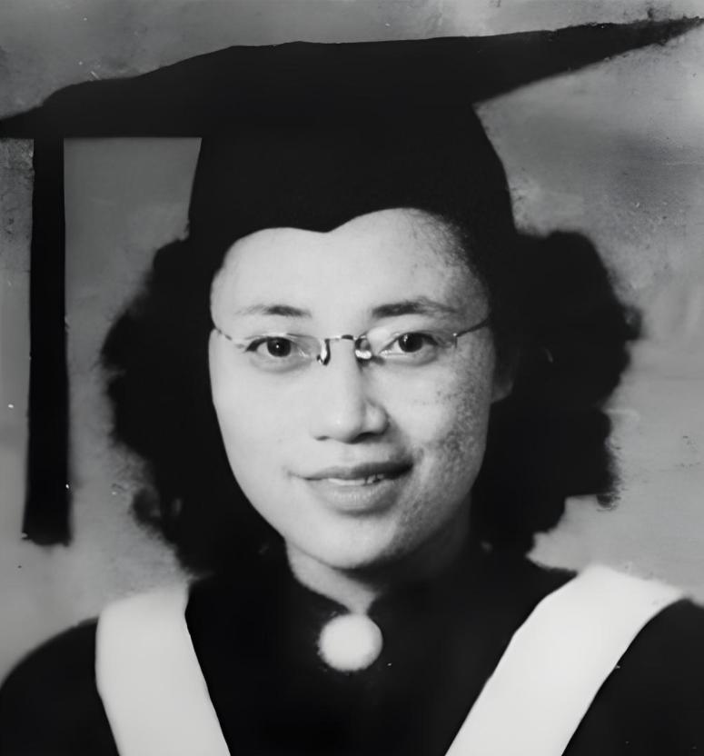 1950年11月8日，台湾马场町刑场，一个被折磨得脱了形的女人，被两个宪兵架着往