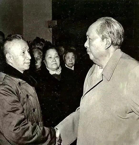 【毛主席和粟裕，最后一张“握手合影”，拍摄于陈毅元帅的追悼会上】1