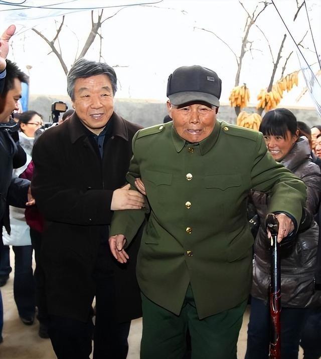 1956年8月，一个解放军少尉副连长脱下军装，按18级干部标准转业到福建地方。