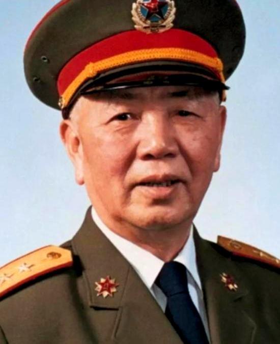 1988年3月14日，海军司令员刘华清正在主持会议，突然接到紧急军情：