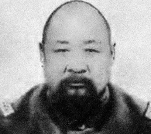 1880年腊月二十八，张怀芝到亲娘舅家去借钱，娘舅瞧不起他，只用一斗黑豆，打发了