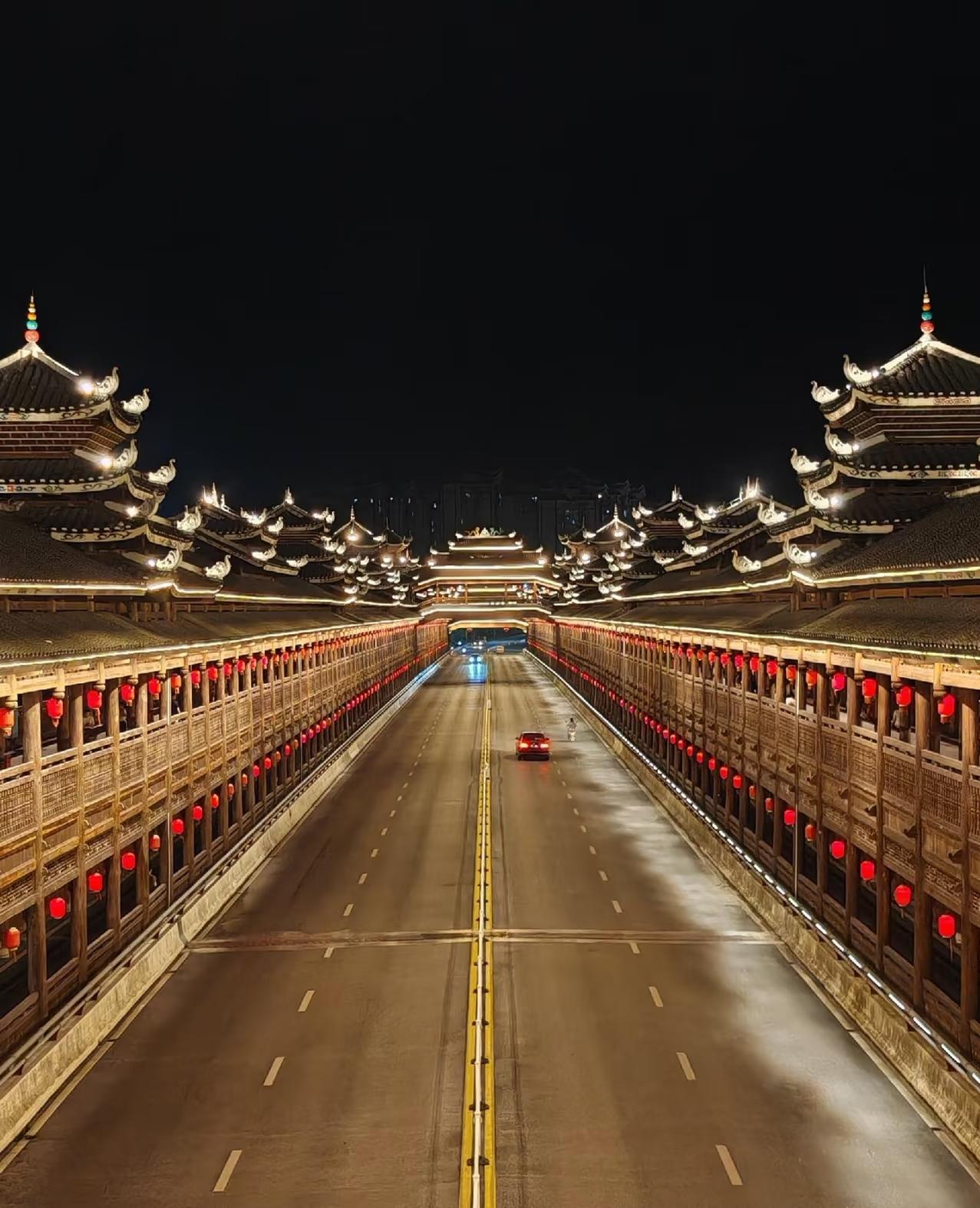 三江的这个桥也蛮有特色，上班有上朝的氛围[捂脸哭]