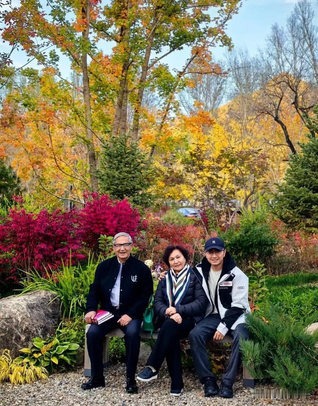尼克买提晒全家福，爸爸满头白发儒雅帅气，妈妈围着丝巾年轻时尚。11月10日，央视