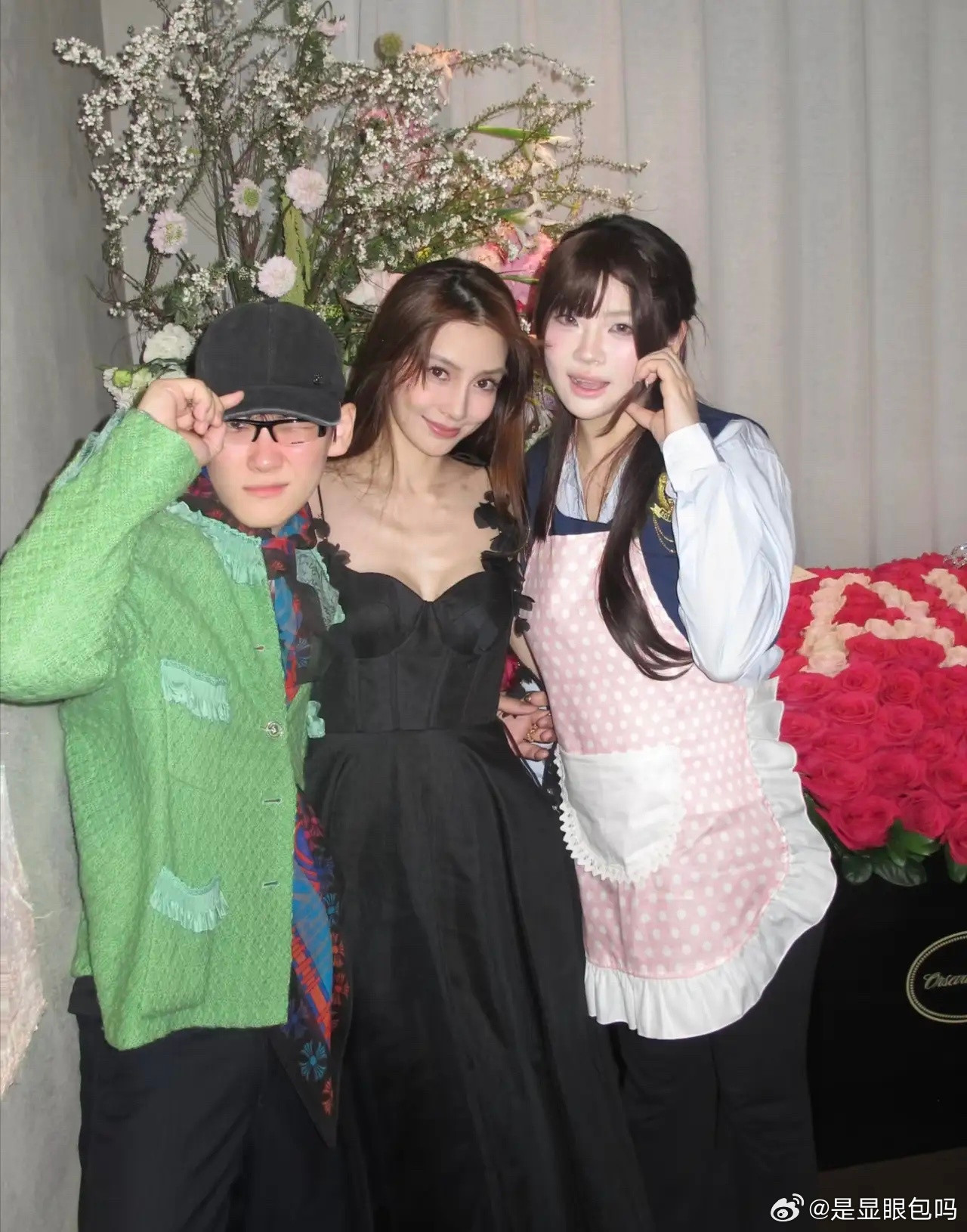 Angelababy杨颖和闺蜜一起庆祝37岁生日，她的打扮贵气又时尚，妆容精致，