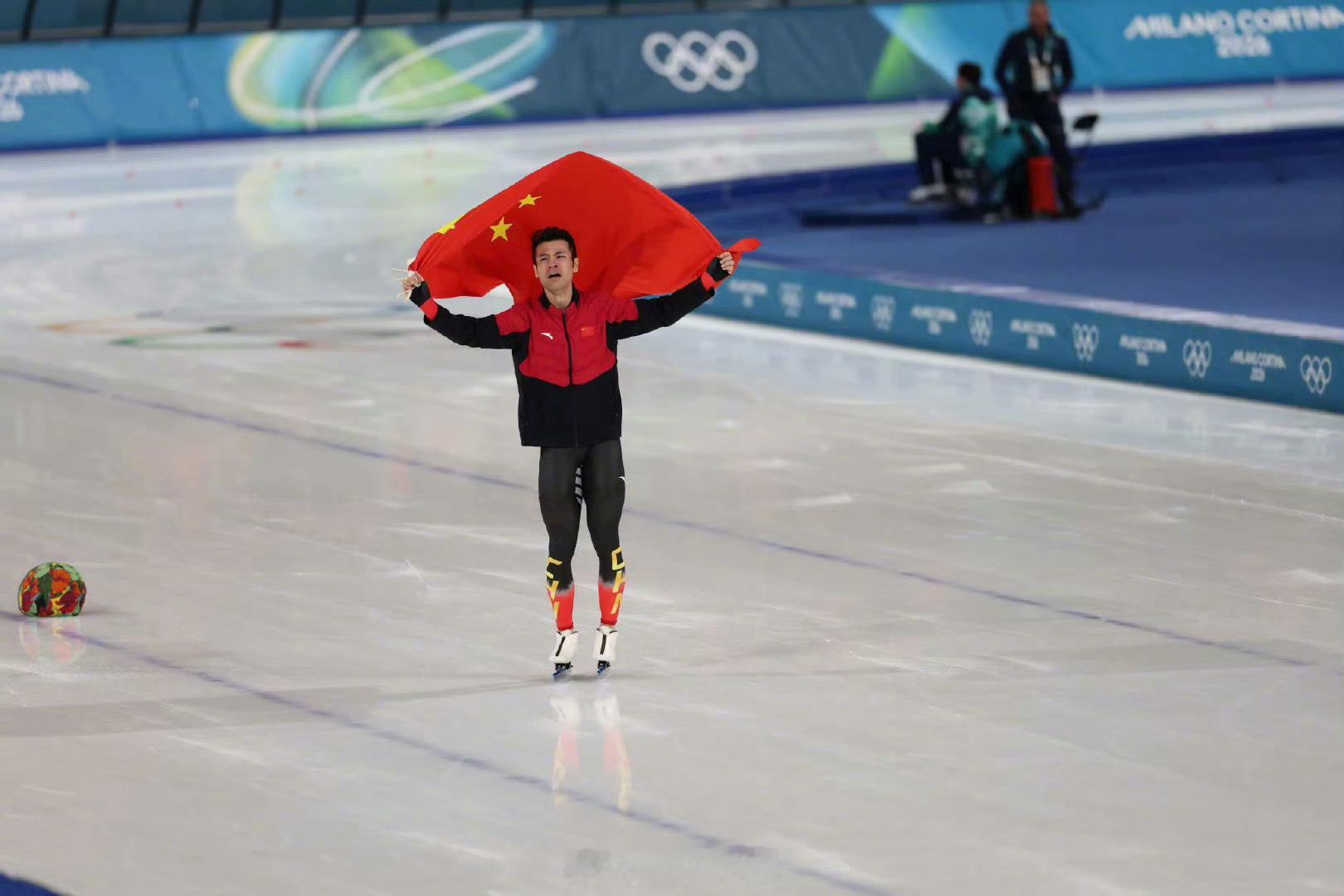 宁忠岩打破奥运纪录追逐梦想，就是为了披上中国红！金牌怎么能不重要，前面短道那么