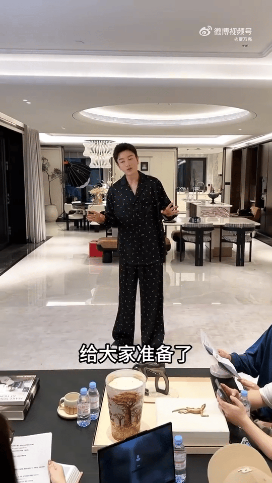 🫔贾乃亮公司还缺人吗明星老板贾乃亮端午走心宠员工，亲手包粽派发福利，不端架子温
