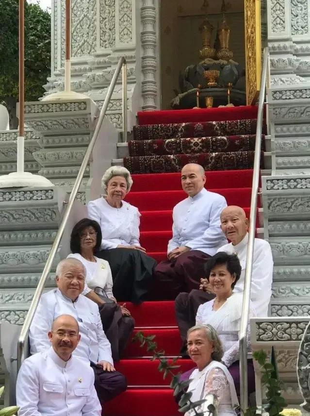 柬埔寨王室和其他国家王室是不一样的，王位非世袭，国王的儿子不一定就是王位继承人，