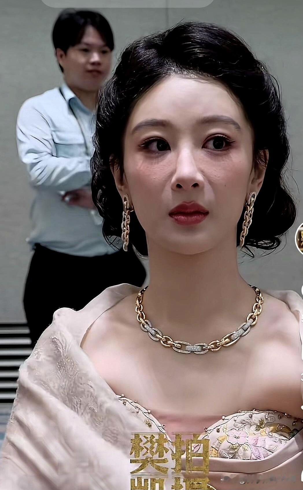 杨紫才33岁，怎么看起来有点像40岁的人呢，法令纹太显老了，老成这样了，还化了浓