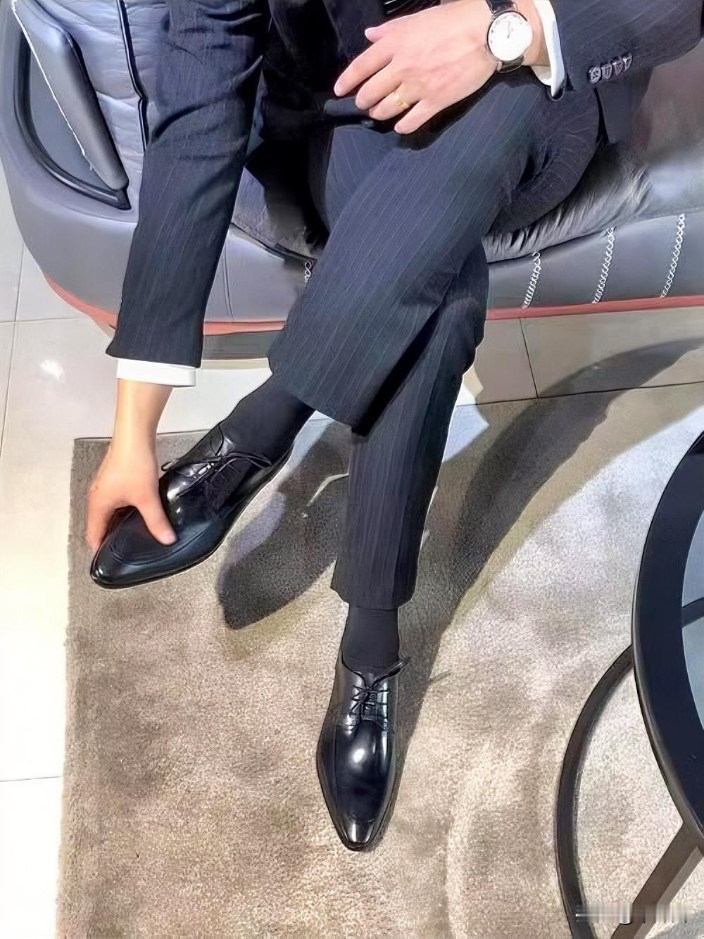 为什么现在中国男人都不爱穿皮鞋了？我觉得最现实的一点原因，就是皮鞋的使用场景，