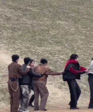 范丞丞背着王鹤棣追人时，白鹿正躺在灰尘里大笑。于洋一把抱起白鹿，身高差逼出反向