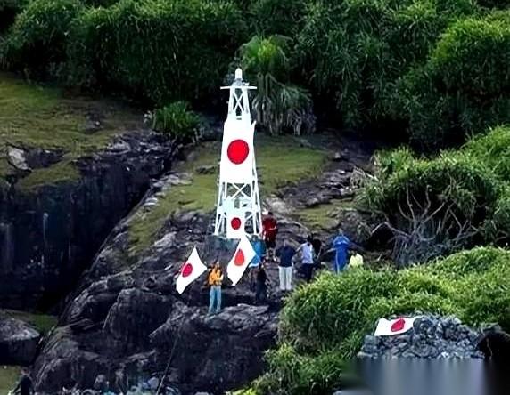 钓鱼岛上那座日本右翼搭的灯塔，杵在那儿几十年了，无数人想不通：怎么就不拆了？一