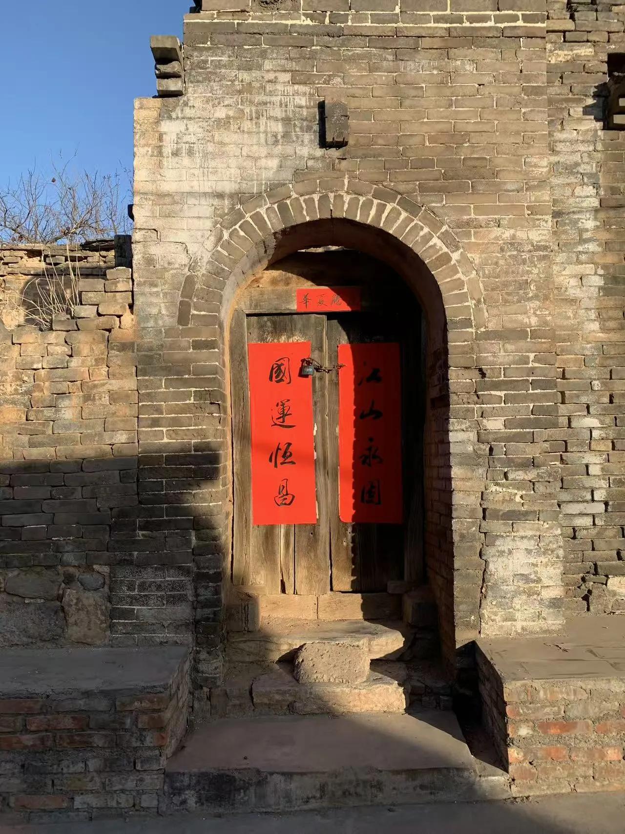 老房子未贴春联。大年初三回了趟老家，我留意到一个现象：至少三分之一的老房子都没