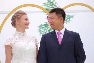 在黑龙江的黑河街头，越来越多的金发碧眼姑娘挽着中国小伙子逛超市、接孩子、吃烧烤，