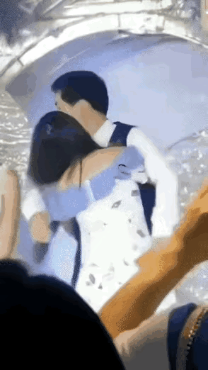 既然准备结婚了，在婚礼上，应该与其她女士保持距离，注意分寸，过火了不是，主持人脑