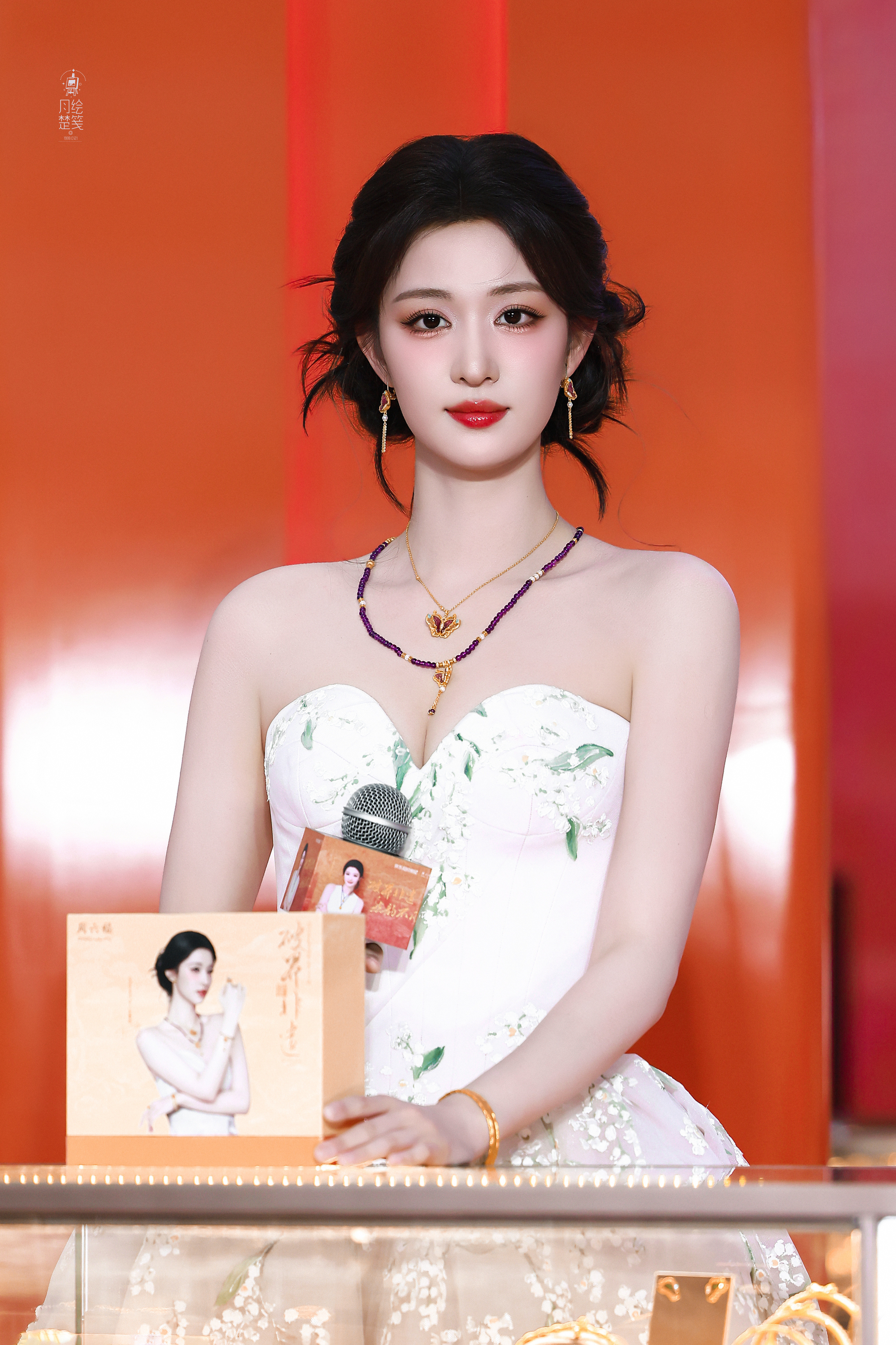 王楚然·花漾抹胸蓬裙✨利落抹胸凸显漂亮肩颈，勾勒玲珑曲线，甜美的神态搭配精致珠宝，明艳又灵动。#王楚