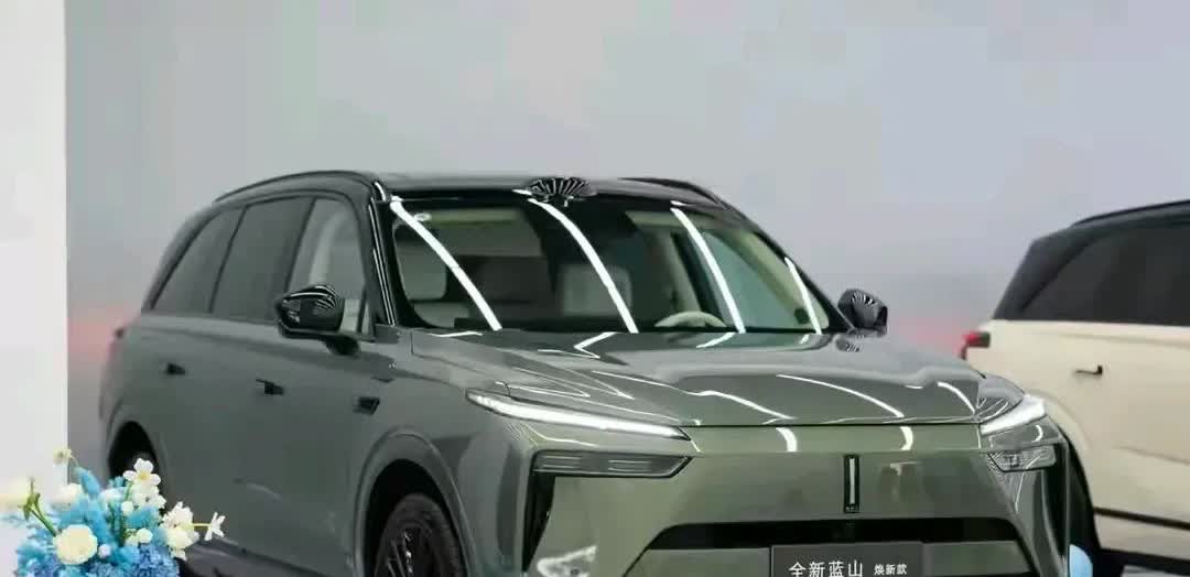 增加两个颜色对销量起不到任何作用，这代车型的外观设计已经被市场充分证明是不成功的