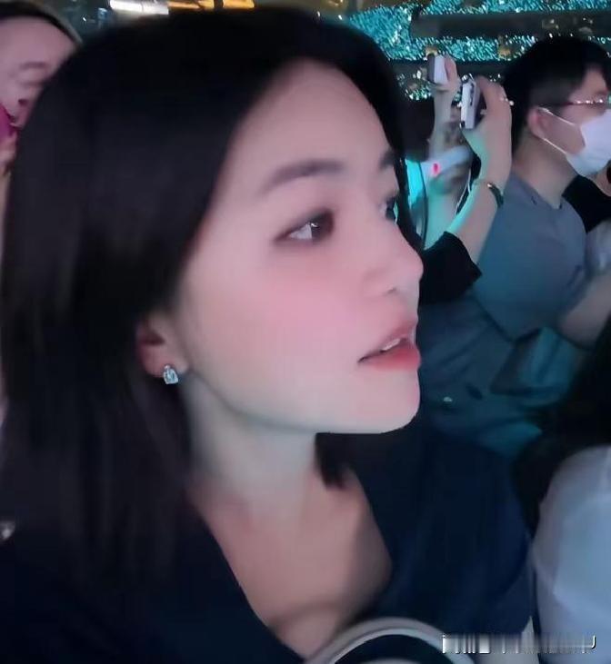 离婚九个月，陈晓这变化也太大了吧？最近为新剧《大生意人》站台，他脸颊陷得像没睡醒