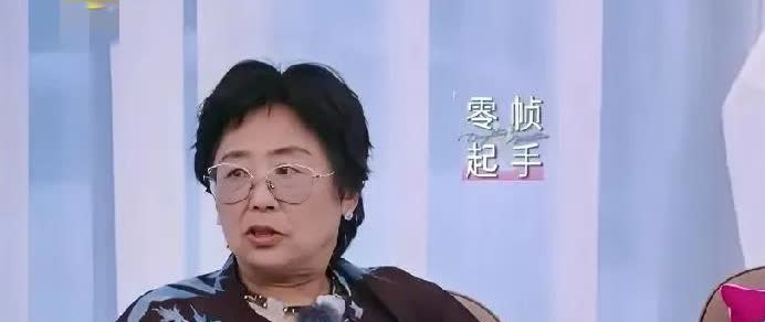 黄圣依这一次，真的给所有有女儿的家庭提了一个醒她妈妈邓传理说:黄圣依自从