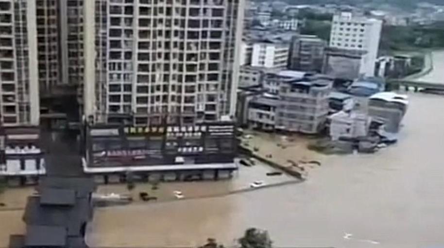 “湖南小区车库被淹造成三人死亡”后续，网友晒出当时街上的照片，被救女子揭秘自