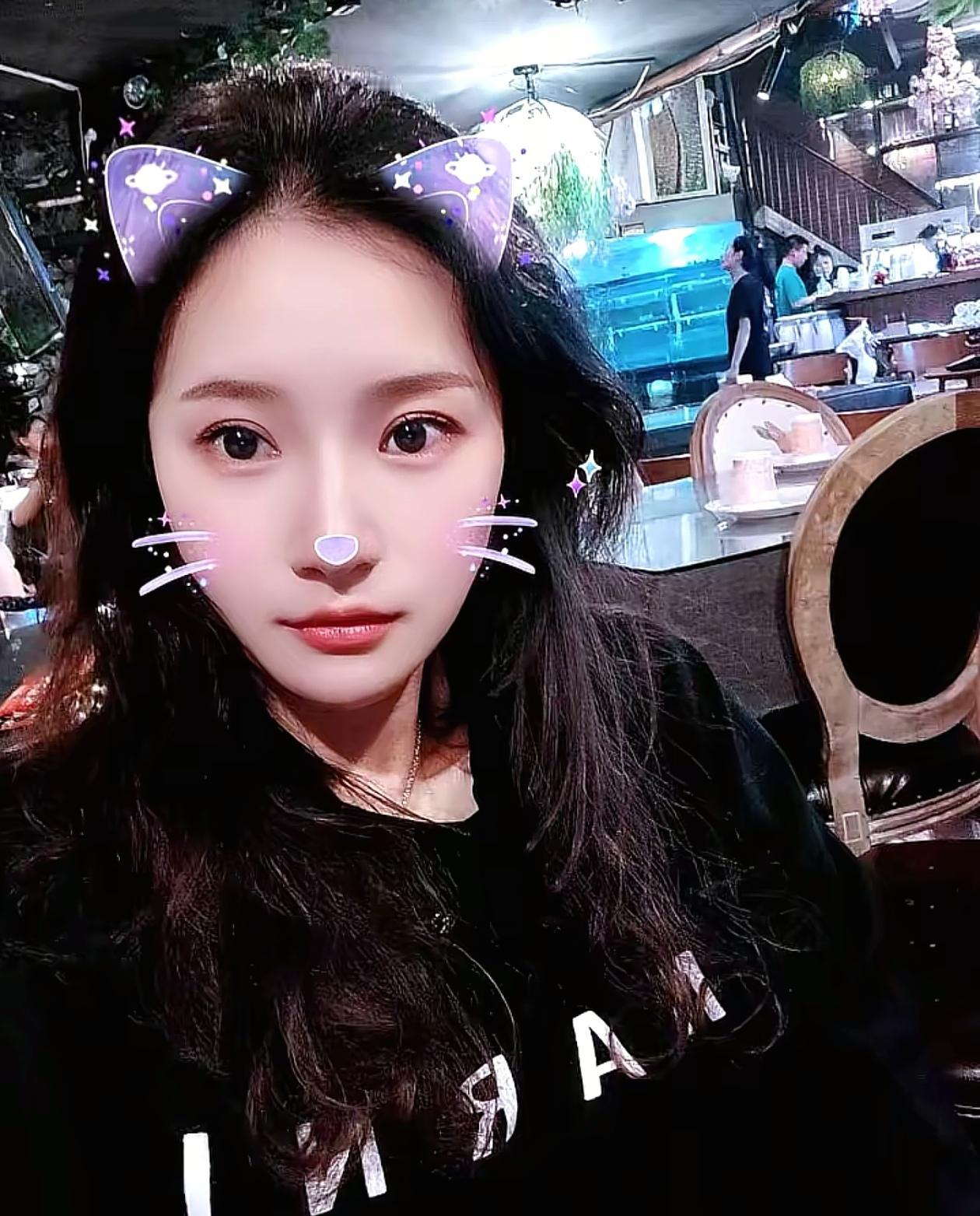 江苏34岁美女周洁去世，临走前的一句话让闺蜜破防！8月15日，江苏一位女博主在