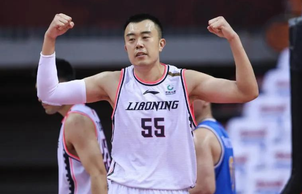 目前的辽宁男篮根本不是球员能力不行，是辽宁这个强大的光环下，俱乐部有成绩压力，根