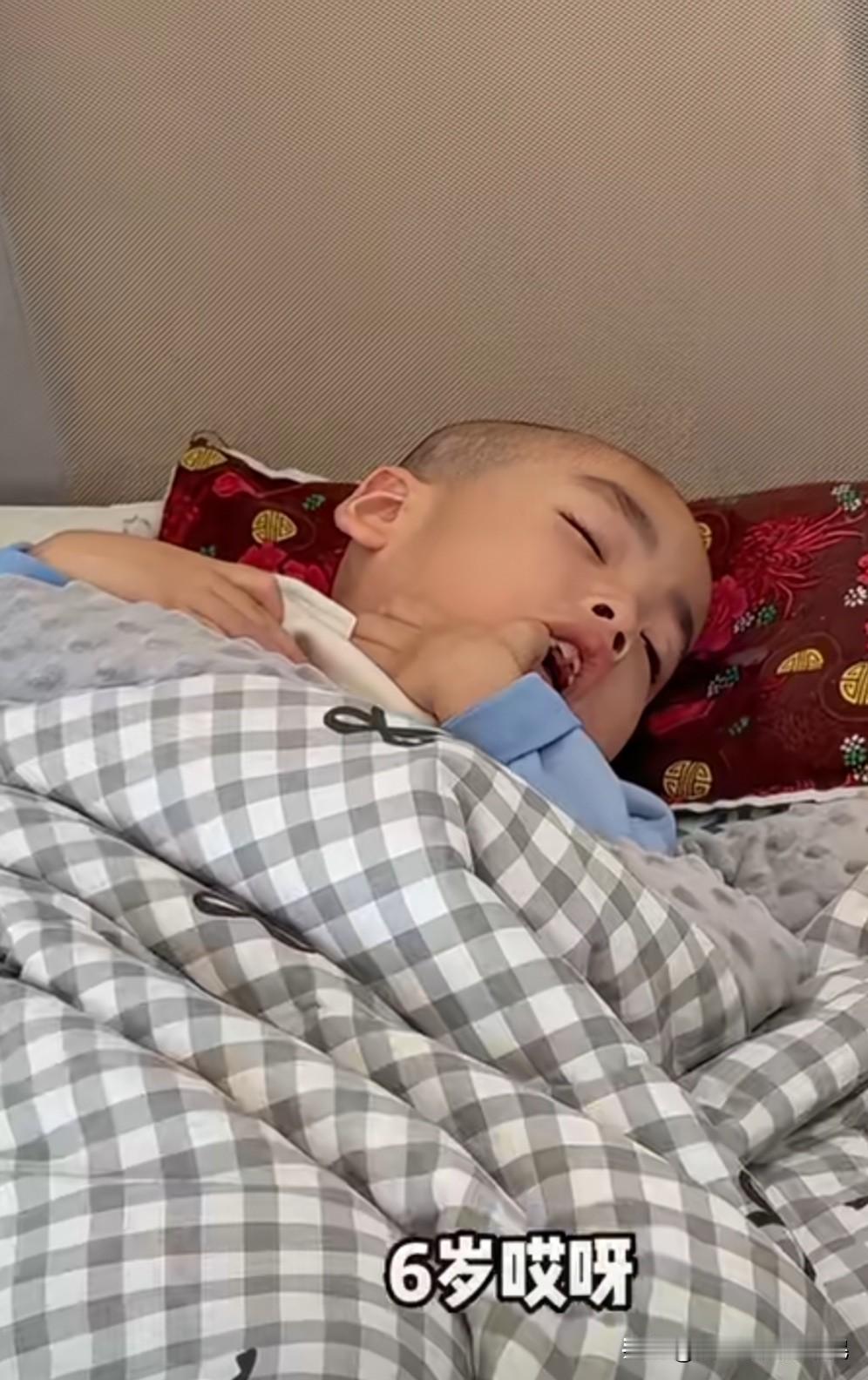 六岁宝宝住进养老院一家养老院最近接受了一名六岁的儿童入住。这名六岁的