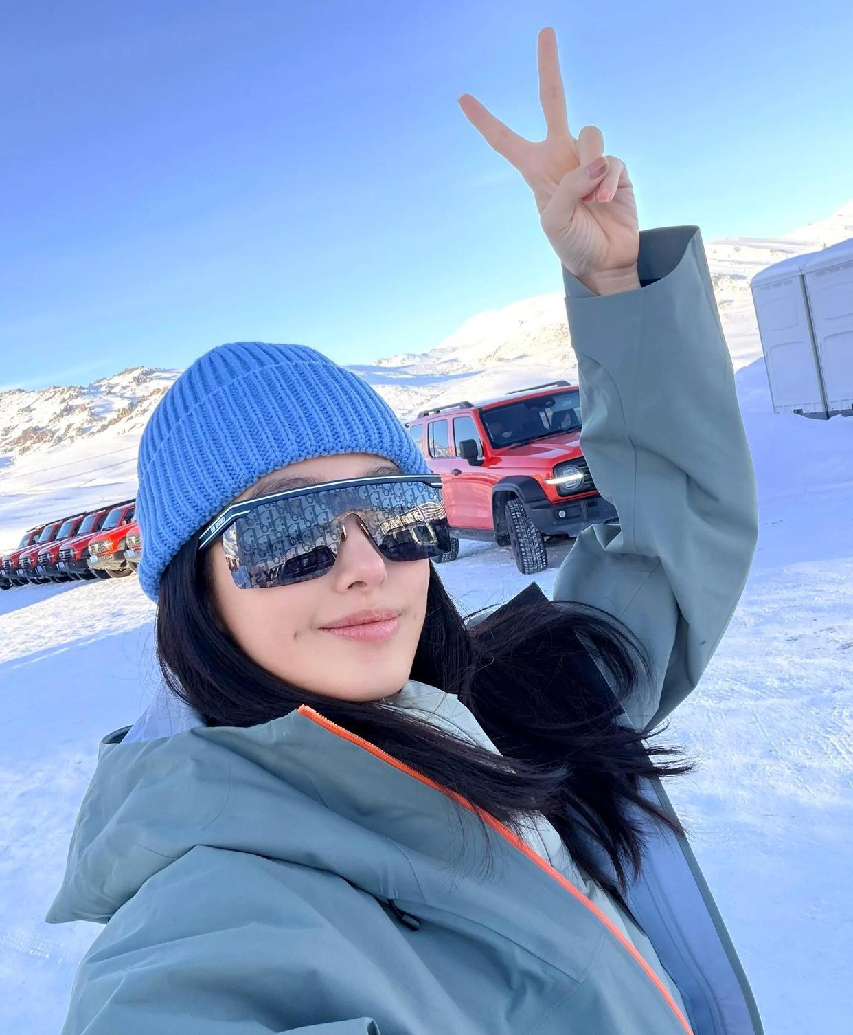 杨采钰和富三代老公滑雪，被老公高高抱起，穿情侣滑雪服，满眼幸福​​​