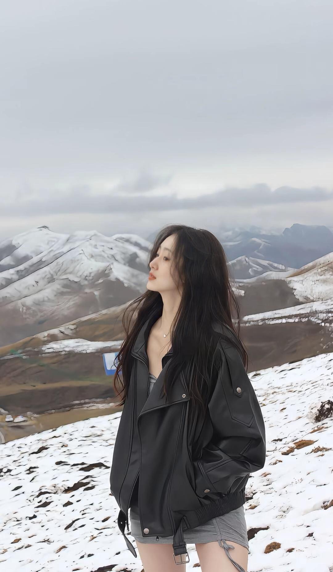 雪地里的酷炫女孩，黑色皮夹克搭配雪景，时尚又帅气！