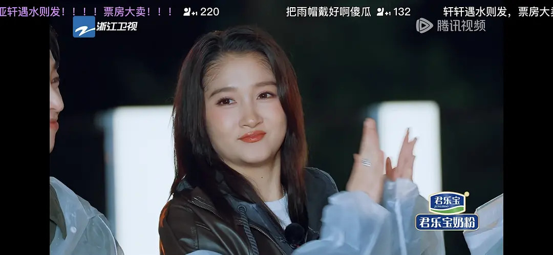 不敢相信这是关晓彤，感觉脸肿了不少，现在就剩下大长腿了吧​​​