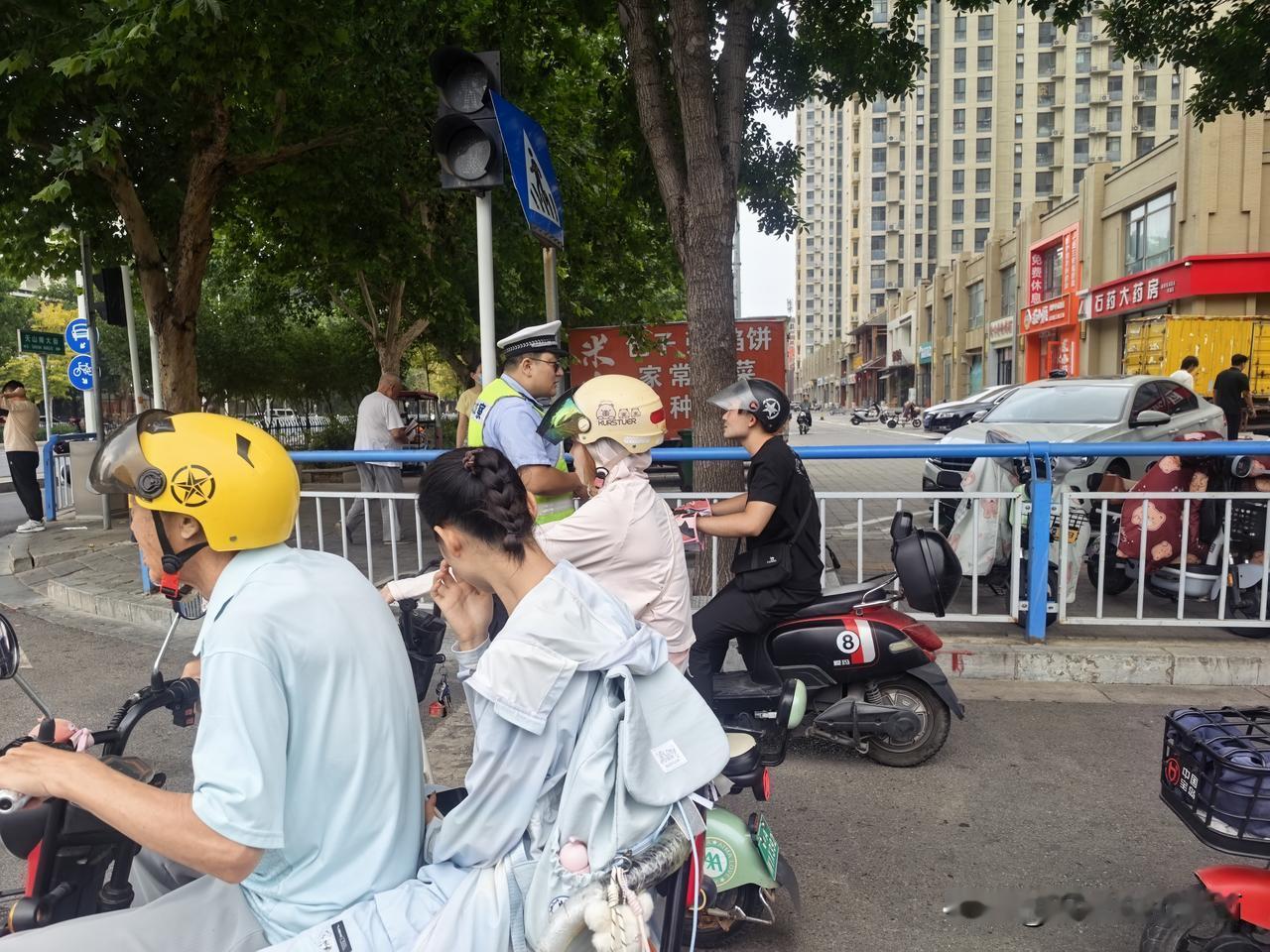 【给石家庄交警点赞👍】电动自行车上车牌已经推行了时间不短了。可是有个小伙子仍然