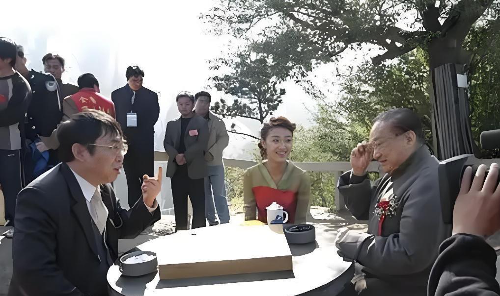 1983年，金庸设家宴招待聂卫平，席间，保姆端上15只大闸蟹，聂卫平豪爽地吃掉1