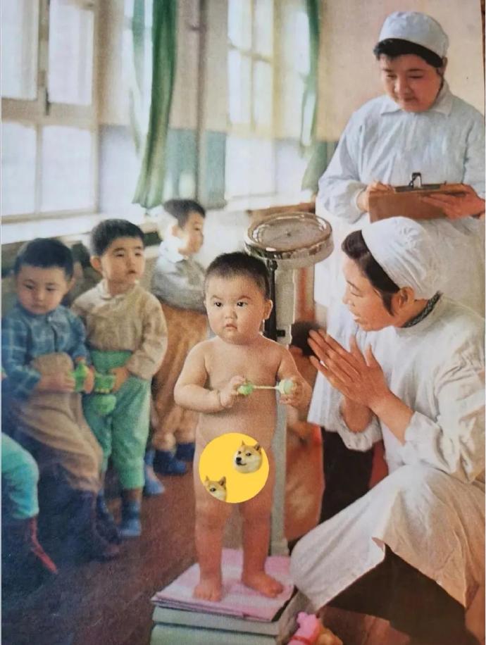这张老照片是刊在1973年3月【人民画报】上的，北京第三纺织厂托儿所。孩子们的爸