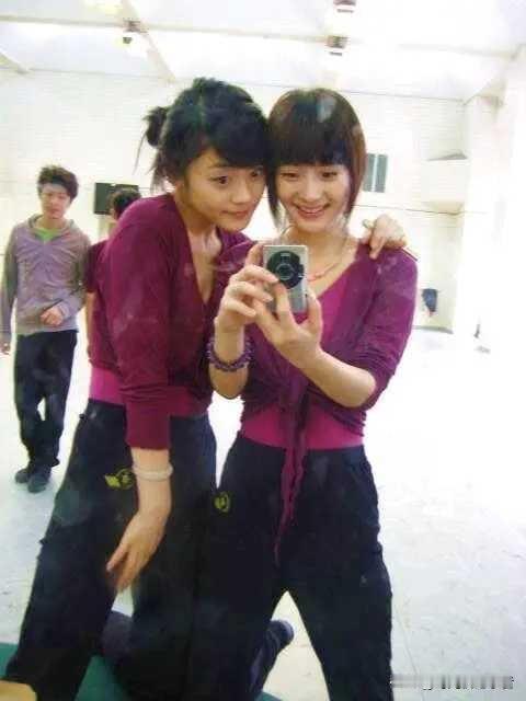 杨幂这身材真是女人羡慕，男人馋啊！杨幂上学时候也是大美女，看起来人缘特别好。