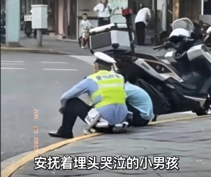 正在处理违章的警察忽然坐下，在街边和一个泪流满面的男孩聊起了天？得知真相后暖哭了