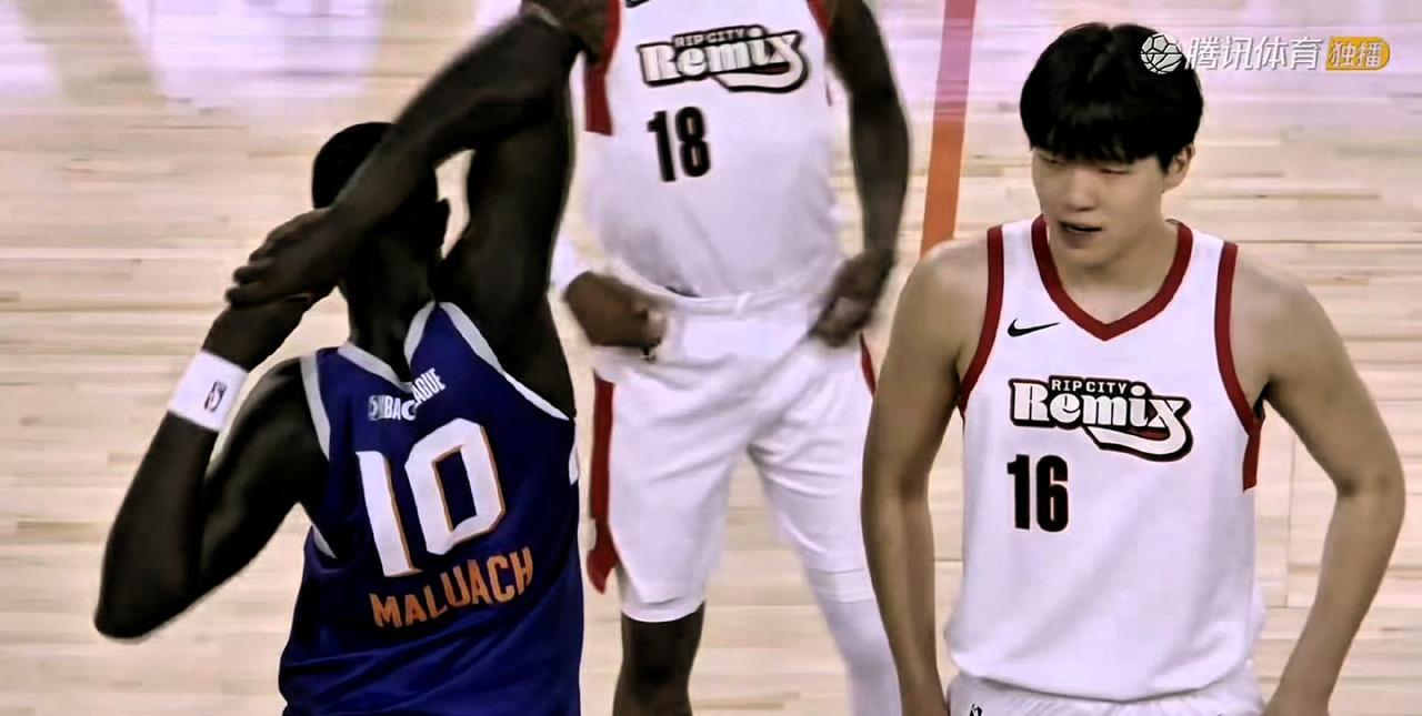 换个平台，杨瀚森又支楞起来了，8分13板4助攻，G-league首秀的数据，在发