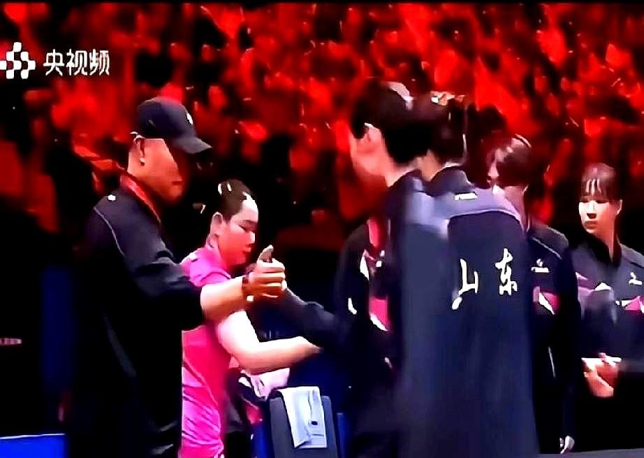 手都伸到脸前了。人家硬是能给你扭头去拿个包。我隔着屏幕都替陈梦尴尬得脚趾抠地。别