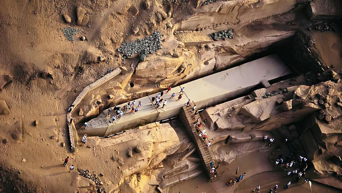 埃及阿斯旺采石场，躺着一根3000年前未完工的方尖碑，它全长42米，重达1200