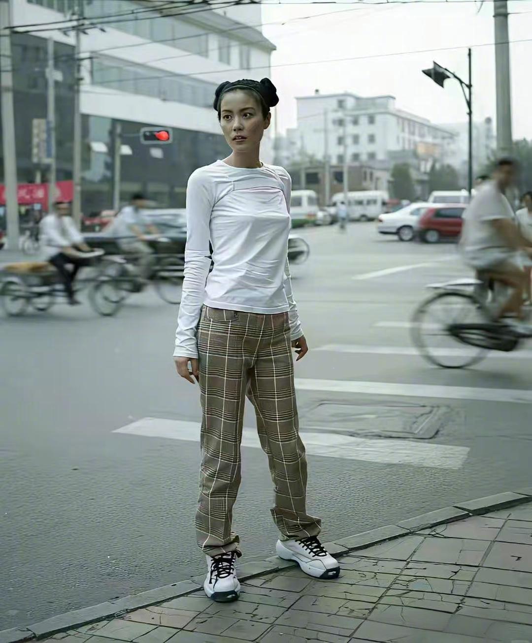 名人一瞬王菲1997年在北京街头拍摄的照片。